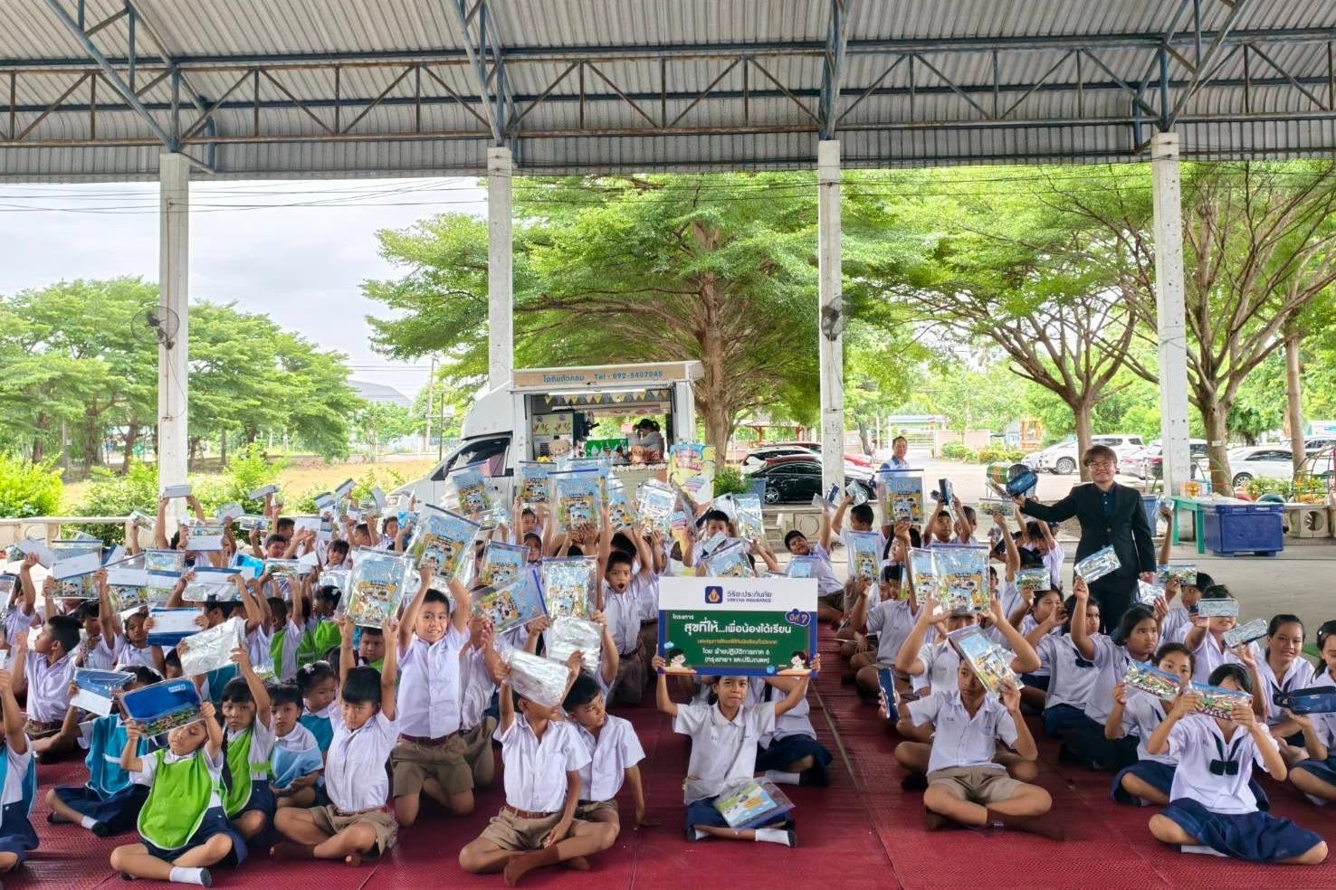 นักเรียนและผู้แทนโรงเรียนในพิธีรับมอบทุนการศึกษา