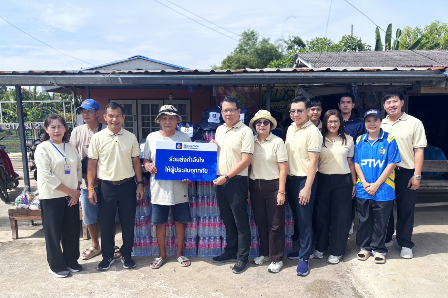 วิริยะประกันภัย นำทีมจิตอาสามอบถุงยังชีพแก่ผู้ประสบภัยน้ำท่วม จ.พระนครศรีอยุธยา