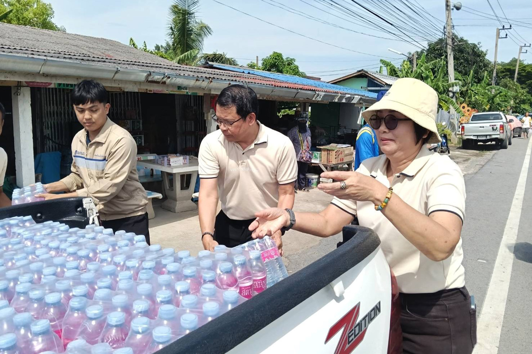 กลุ่มวิริยะจิตอาสา (V Volunteer) บรรจุและมอบถุงยังชีพ 1,000 ชุด แก่ผู้ประสบอุทกภัย จ.พระนครศรีอยุธยา