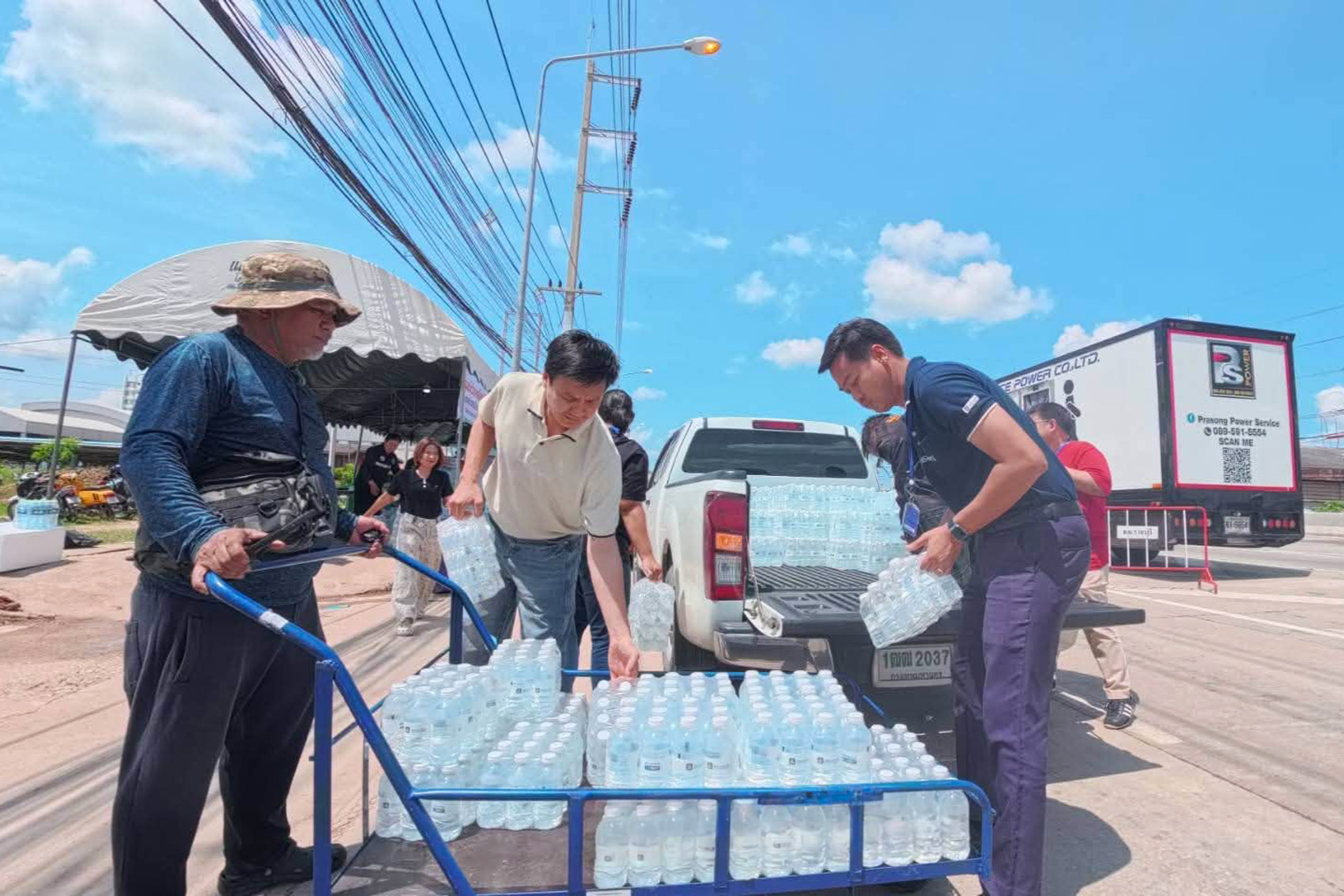 กลุ่มวิริยะจิตอาสามอบถุงยังชีพและน้ำดื่มแก่ผู้ประสบภัยน้ำท่วม จ.ราชบุรี