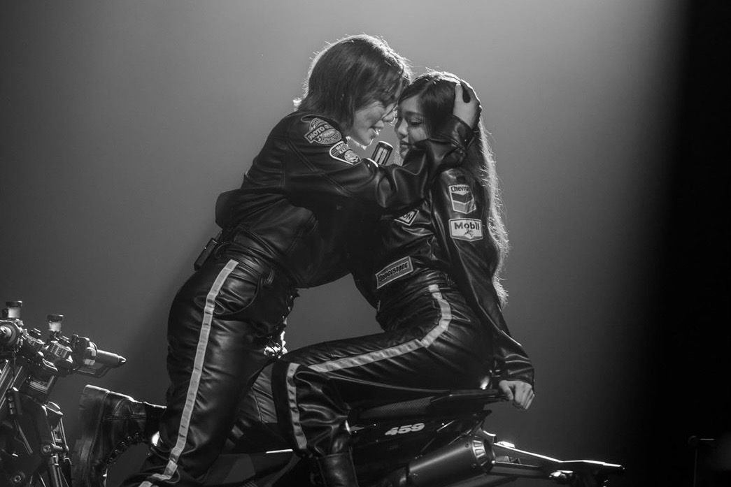 การแสดงเพลง girlslikegirls ของ Wonderframe