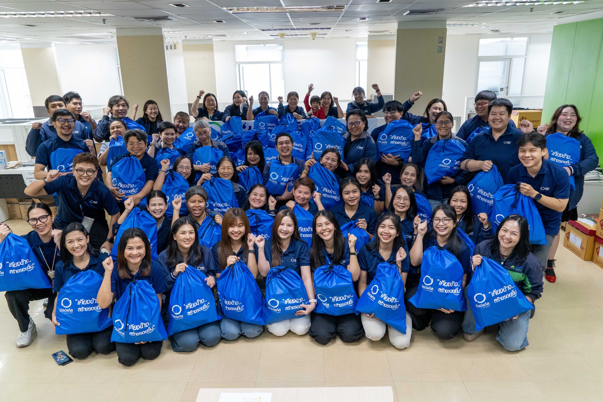 เจ้าหน้าที่ WP Energy จัดเตรียมถุงยังชีพเพื่อช่วยเหลือผู้ประสบภัยน้ำท่วม
