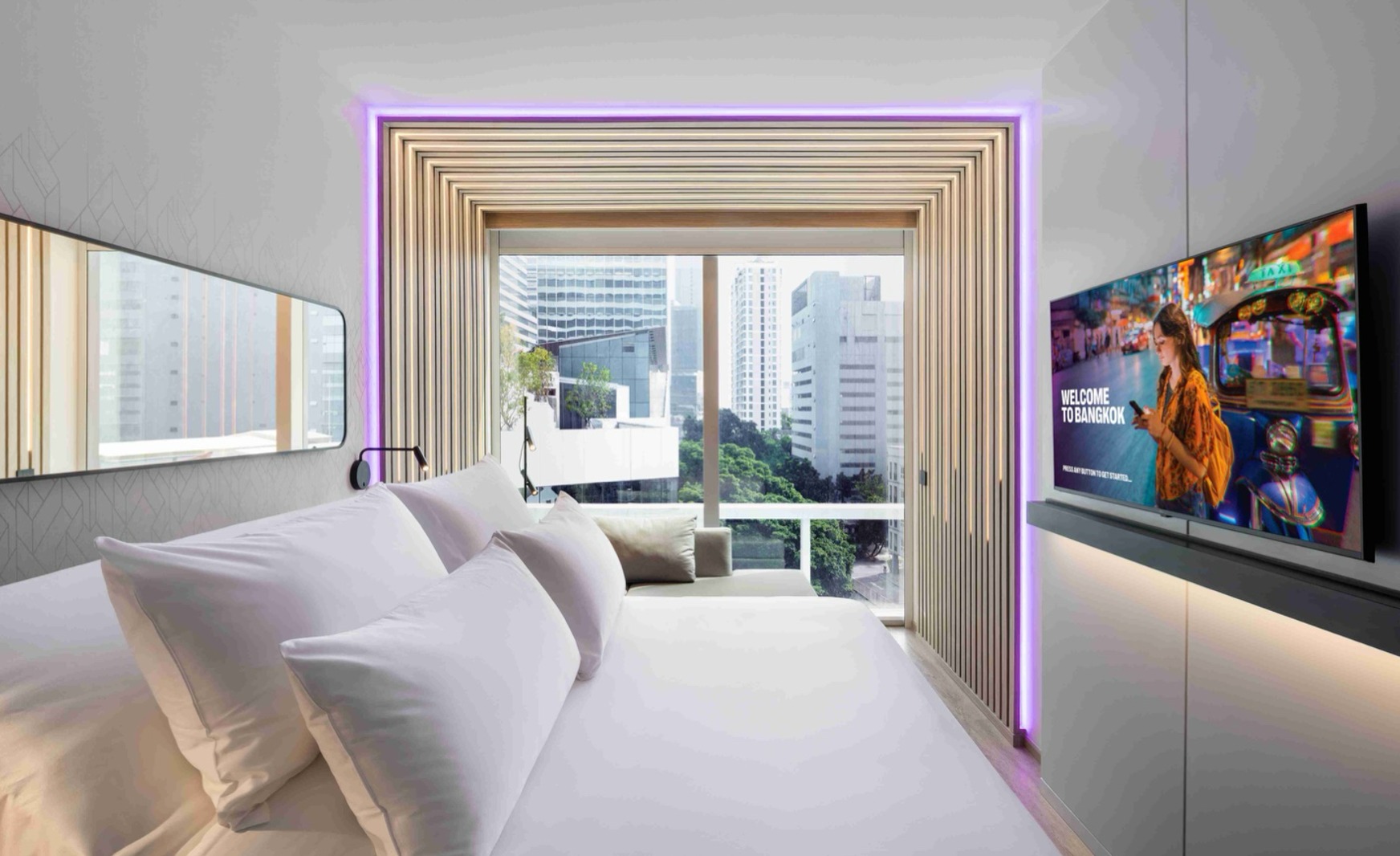 ห้องพักของ YOTEL Bangkok Sukhumvit พร้อมเตียง SmartBed™