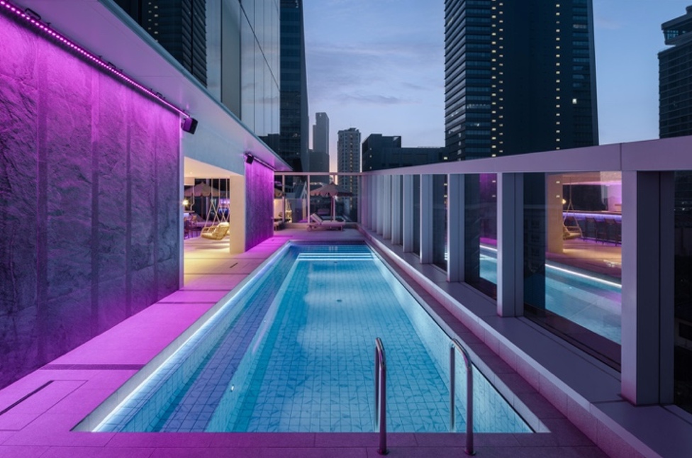โซนสระว่ายน้ำ YOTEL Swim Club