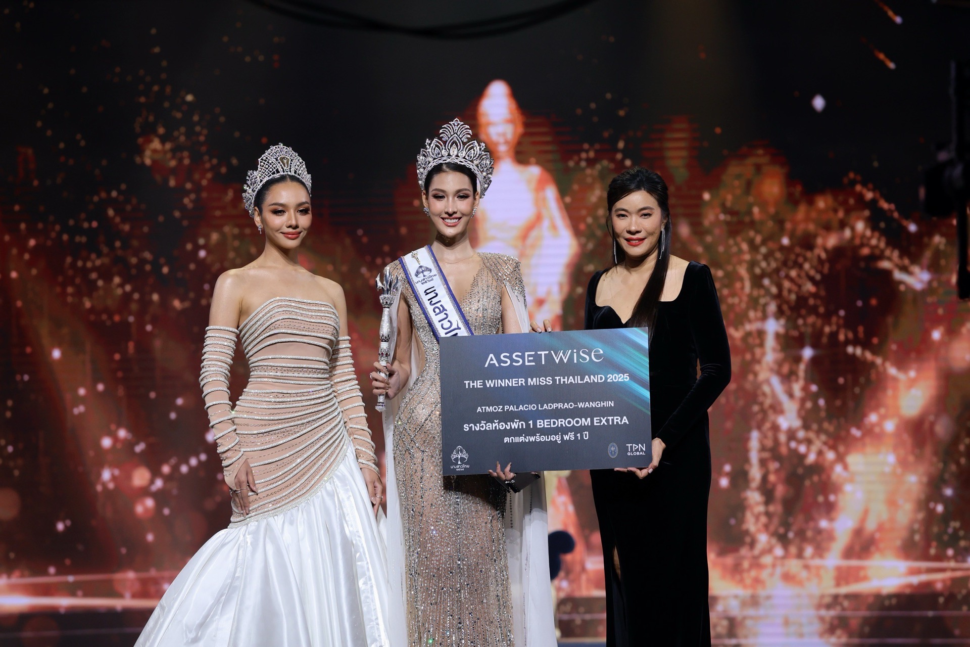 02.คุณพชร ประพันธ์วัฒนะ แสดงความยินดีกับ “หมูแฮม โชตินภา แก้วจรูญ” ผู้คว้ามงกุฎนางสาวไทยค