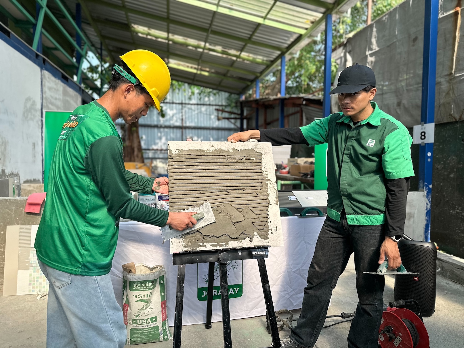 “จระเข้ คอร์ปอเรชั่น” ตัวจริงนวัตกรรมก่อสร้าง ผนึก “ซินเท็ค” จัดโครงการอบรม ช่างปูกระเบื้อง สานต่อภารกิจอัปสกิลช่างไทย มุ่งยกระดับวงการก่อสร้างไทยมาตรฐานสากล