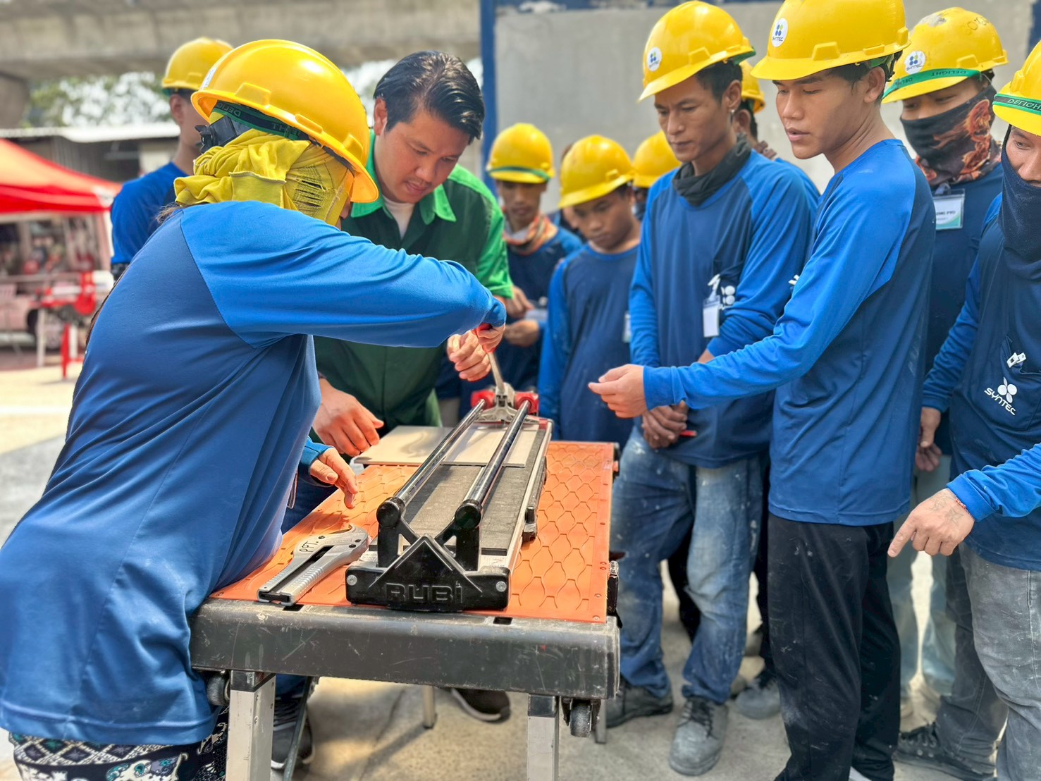 “จระเข้ คอร์ปอเรชั่น” ตัวจริงนวัตกรรมก่อสร้าง ผนึก “ซินเท็ค” จัดโครงการอบรม ช่างปูกระเบื้อง สานต่อภารกิจอัปสกิลช่างไทย มุ่งยกระดับวงการก่อสร้างไทยมาตรฐานสากล