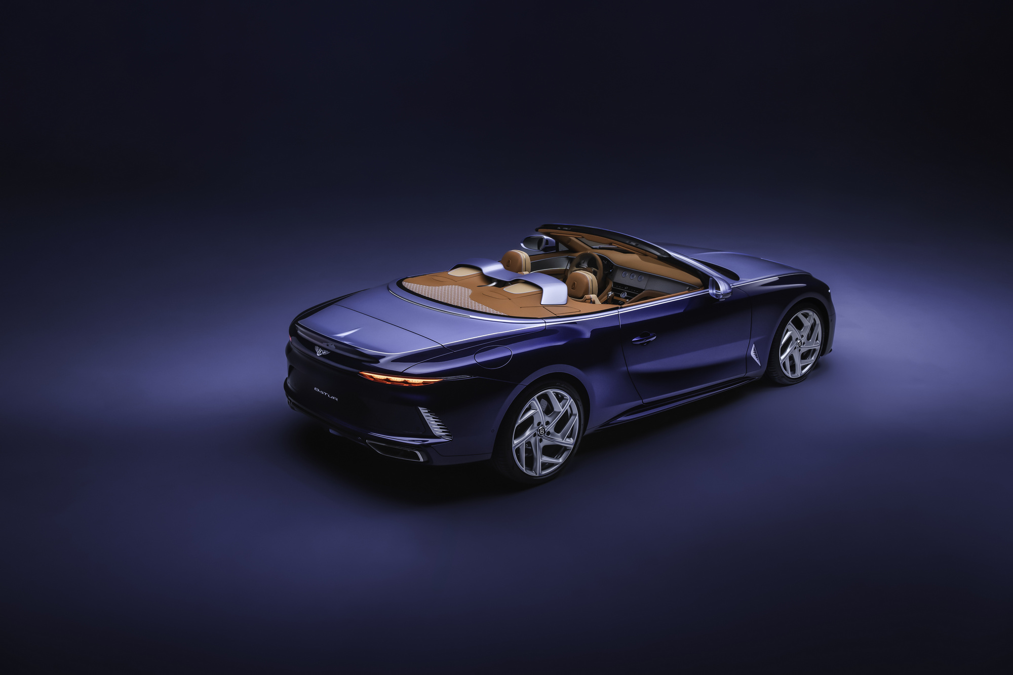 เบนท์ลีย์ มอเตอร์ส เผยภาพ ‘batur Convertible’ กับ 4 เทคนิคการออกแบบเฉพาะ ‘ครั้งแรก’ โดยลูกค้า