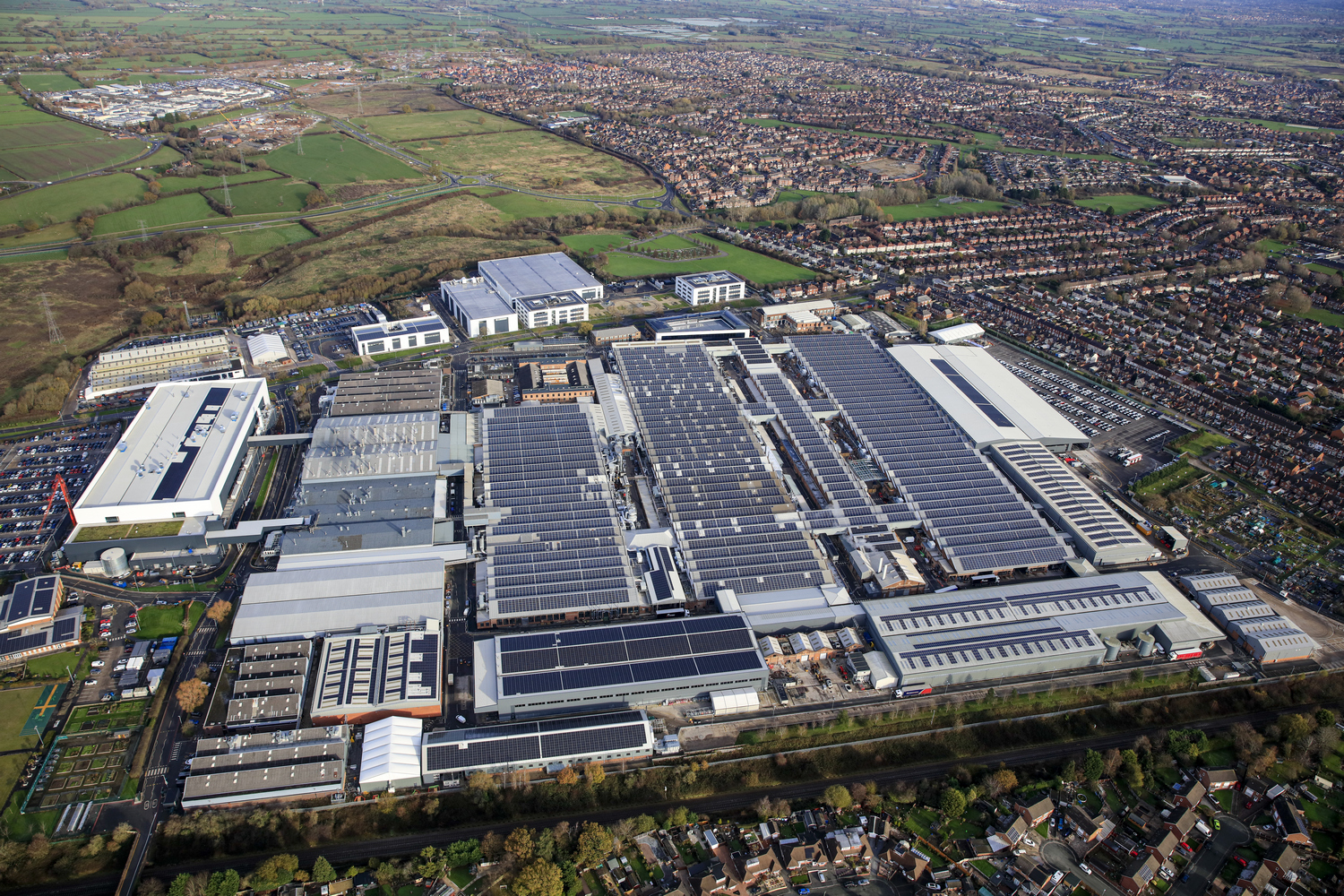 เบนท์ลีย์ มอเตอร์ส รายงานผลประกอบการ 2568 กำไรโตต่อเนื่อง พร้อมเดินหน้าผลิกโฉมโรงงานสู่ยุคพลังงานไฟฟ้า