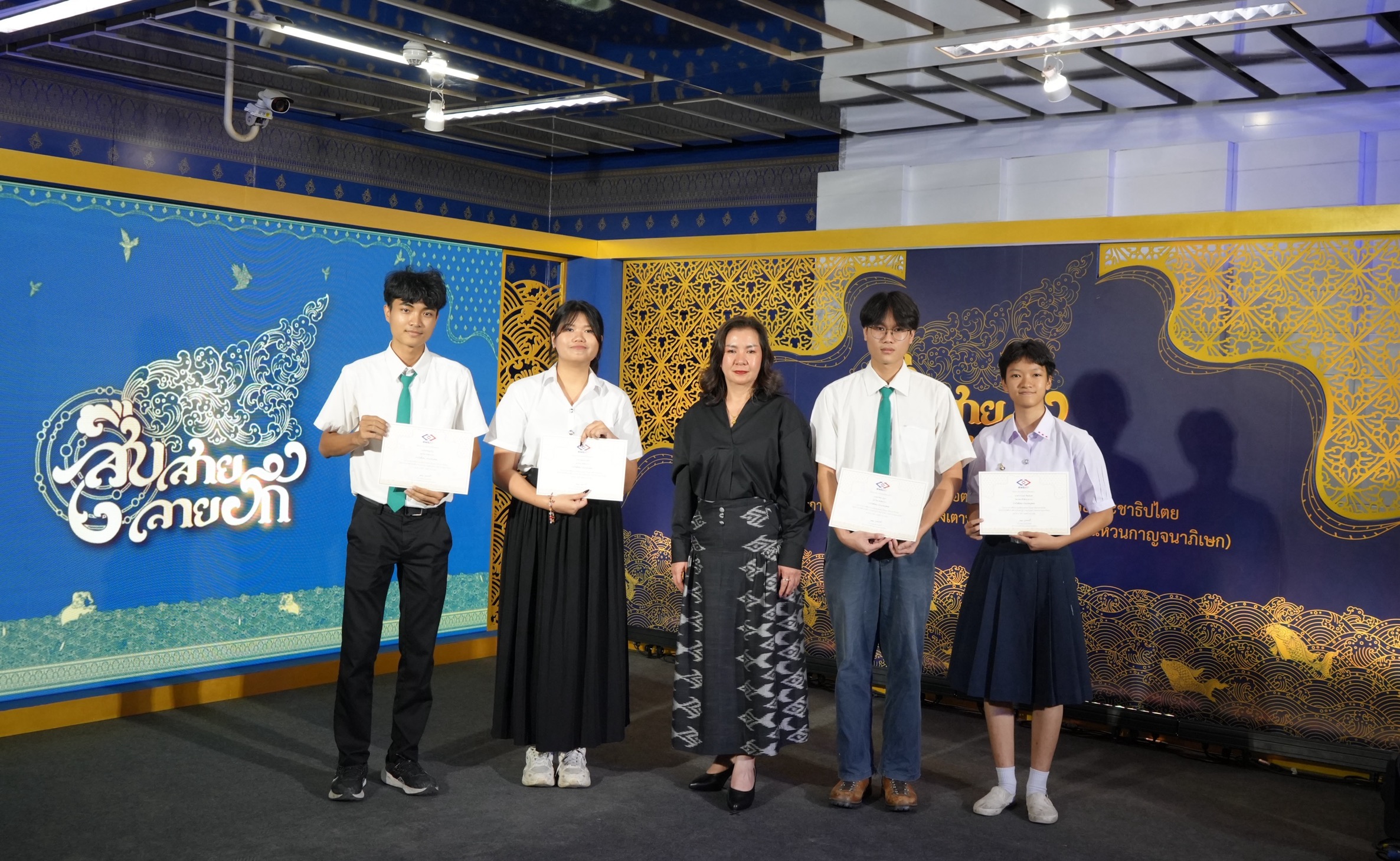 ลวดลายแผ่นทองสู่จินตนาการของคนรุ่นใหม่… Bmn เชิญชวนชื่นชมภาพวาดลายรดน้ำ จากฝีมือเยาวชนไทย ที่ตีความความรุ่งเรืองแห่งรัตนโกสินทร์อย่างมีชีวิตชีวา ในนิทรรศการ “สืบสายลายรัก ณ Metro Art สถานี Mrt พหลโยธิน