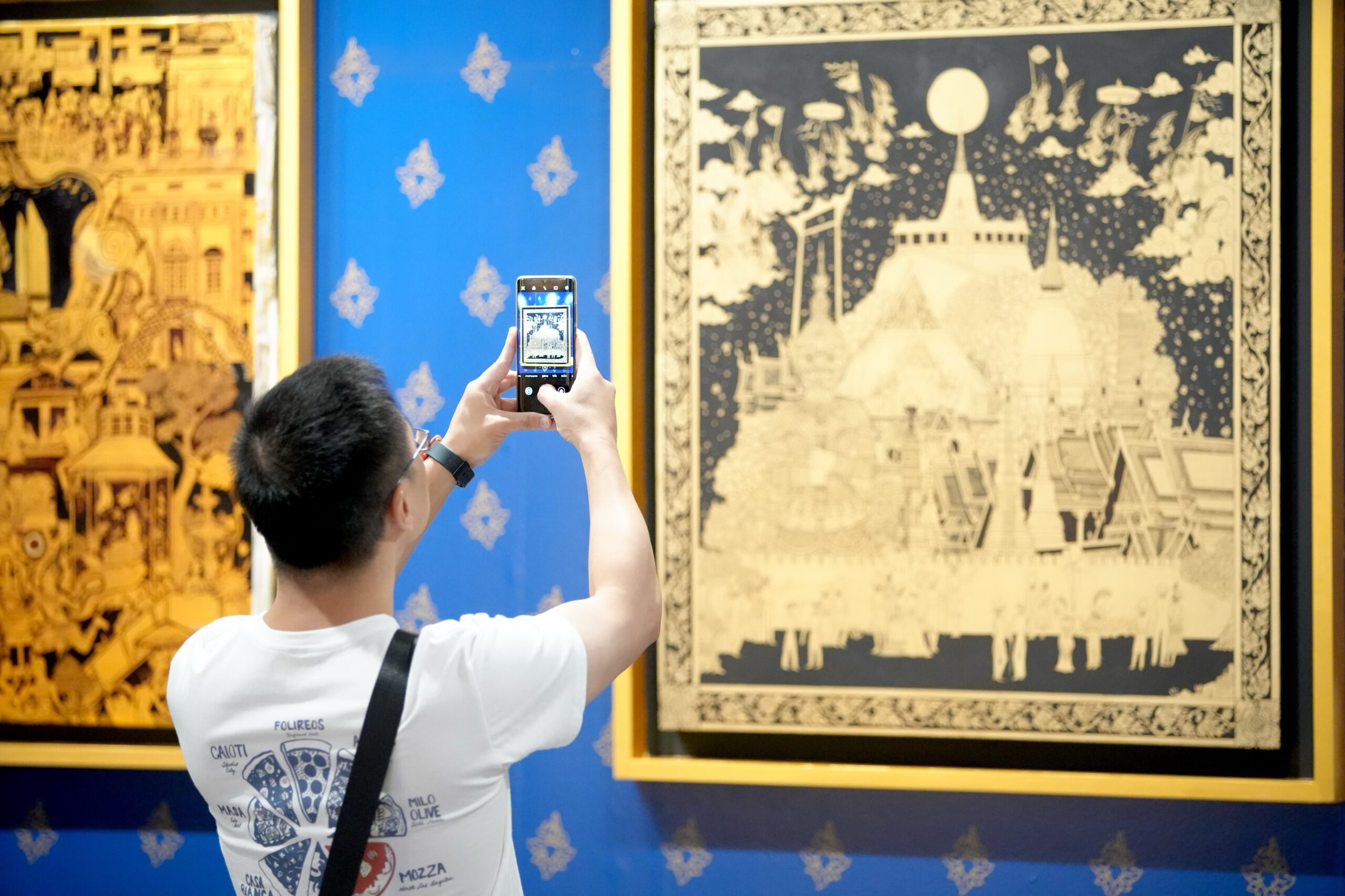 ลวดลายแผ่นทองสู่จินตนาการของคนรุ่นใหม่… Bmn เชิญชวนชื่นชมภาพวาดลายรดน้ำ จากฝีมือเยาวชนไทย ที่ตีความความรุ่งเรืองแห่งรัตนโกสินทร์อย่างมีชีวิตชีวา ในนิทรรศการ “สืบสายลายรัก ณ Metro Art สถานี Mrt พหลโยธิน