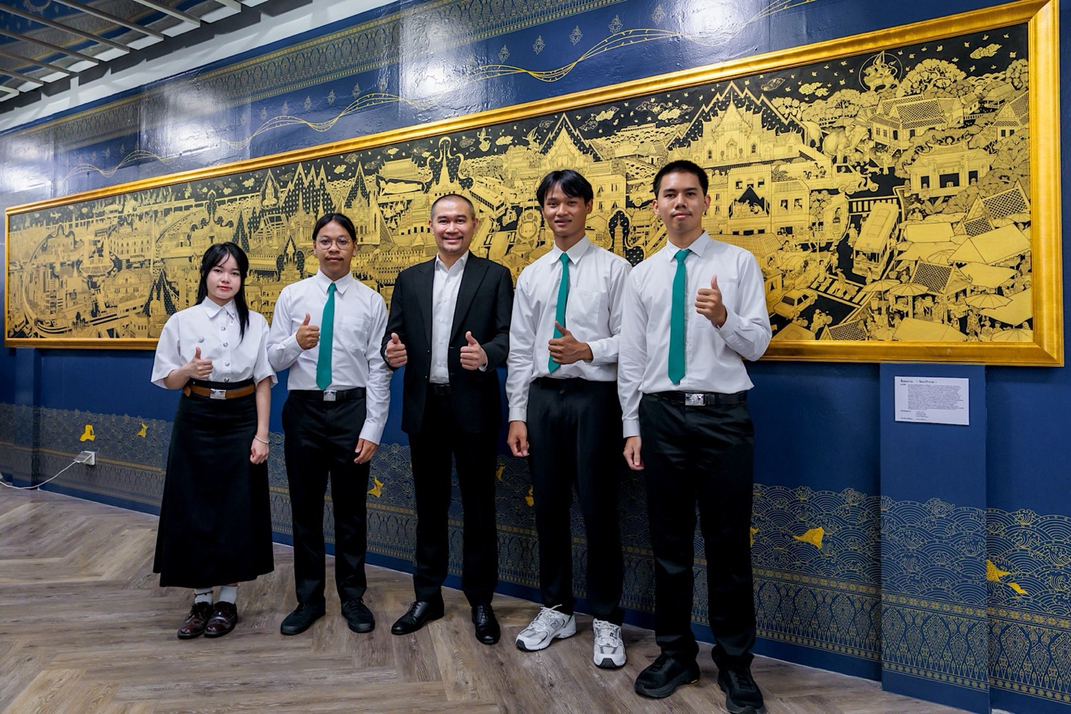 ลวดลายแผ่นทองสู่จินตนาการของคนรุ่นใหม่… Bmn เชิญชวนชื่นชมภาพวาดลายรดน้ำ จากฝีมือเยาวชนไทย ที่ตีความความรุ่งเรืองแห่งรัตนโกสินทร์อย่างมีชีวิตชีวา ในนิทรรศการ “สืบสายลายรัก ณ Metro Art สถานี Mrt พหลโยธิน