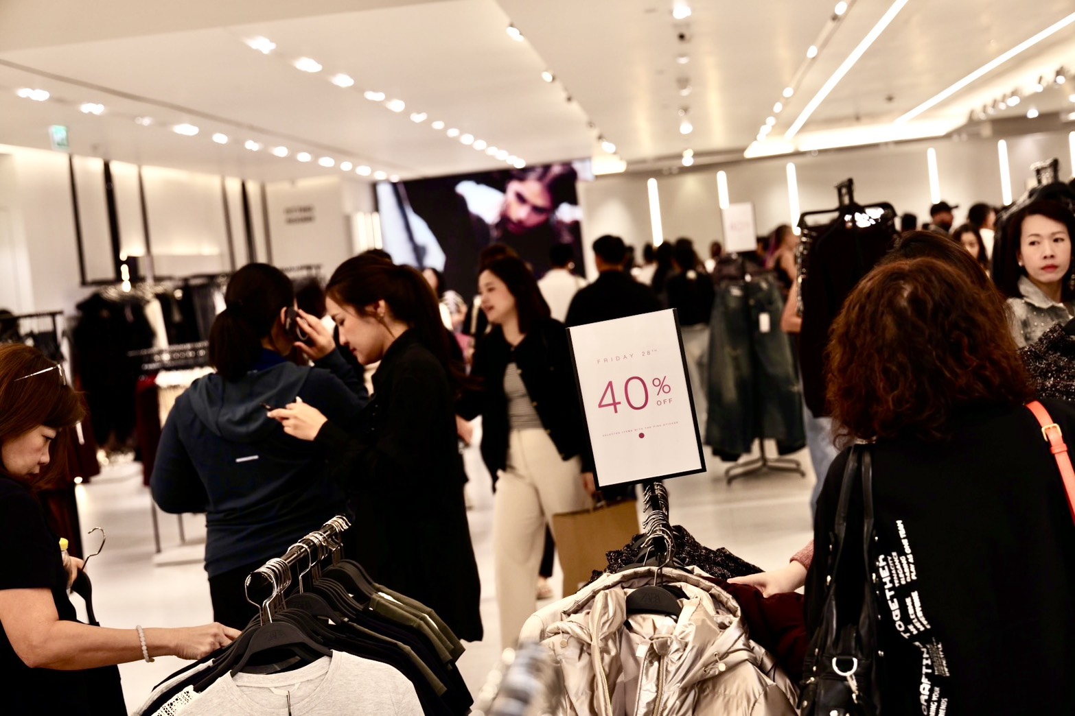 “black Friday ช้อปติดสปีดที่เซ็นทรัล” วันแรกคึกคักทั่วไทย ลดทั้งศูนย์สูงสุด 90% ดีลแรงสุดปี ถึง 1 ธ.ค. 2568