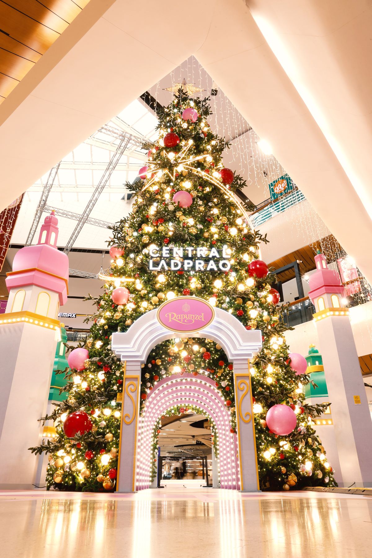 เปิดพิกัดความสุข The Magical Stars อาณาจักรคริสต์มาสธีมดิสนีย์สุดอบอุ่น เช็กอินหิมะตก–ฟีลเทพนิยาย ที่ศูนย์การค้าเซ็นทรัลทั่วประเทศ