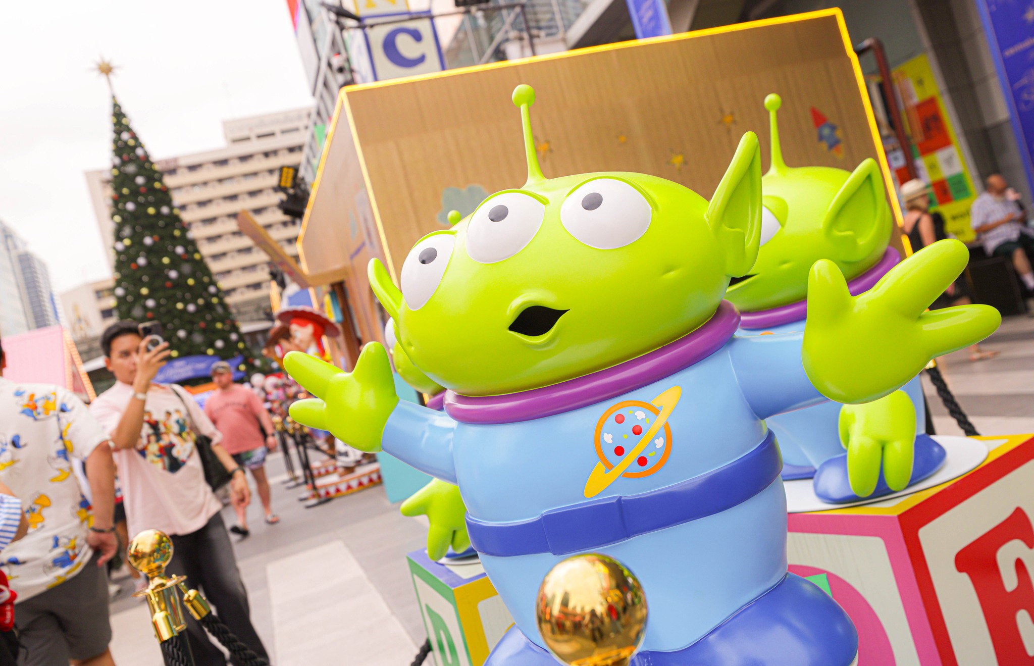 เปิดพิกัดความสุข The Magical Stars อาณาจักรคริสต์มาสธีมดิสนีย์สุดอบอุ่น เช็กอินหิมะตก–ฟีลเทพนิยาย ที่ศูนย์การค้าเซ็นทรัลทั่วประเทศ