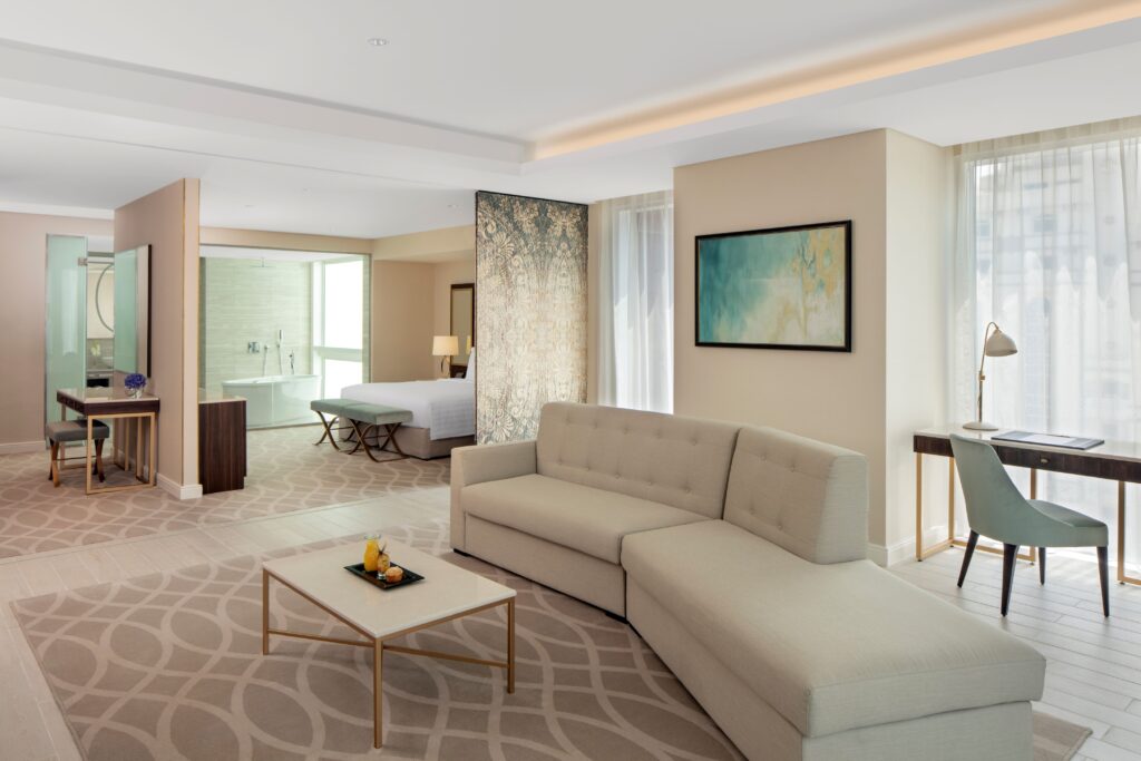 ‘กลุ่มดุสิตธานี’ เปิดตัวแบรนด์ใหม่ ‘ดุสิต โฮเทล’ เสริมพอร์ตโรงแรมระดับโลก รุกทำตลาดระดับอัปเปอร์อัปสเกล มั่นใจตอบโจทย์ความต้องการลูกค้าได้หลากหลาย เผยเปิดให้บริการแล้ว 3 แห่ง และอยู่ระหว่างพัฒนาอีก 1 แห่ง สะท้อนความแข็งแกร่งของแบรนด์ คาดภายใน 2 ปี เซ็นสัญญาเพิ่มอีก 8 แห่ง ทั้งในเมืองใหญ่และแหล่งท่องเที่ยว