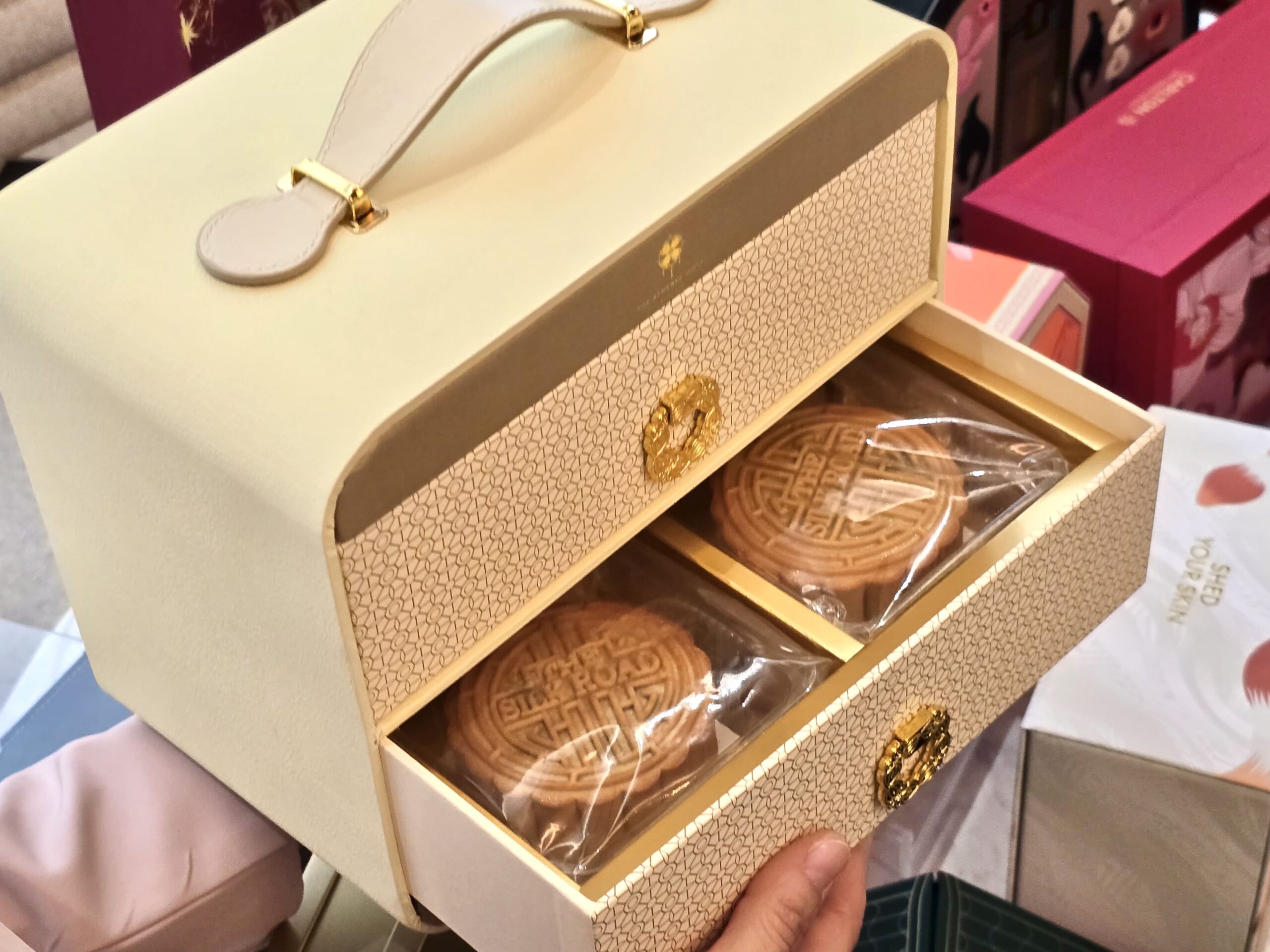 Mooncake Economy: เคทีซีสะท้อนเทรนด์ของขวัญพรีเมียม ผ่านแคมเปญคัดสรรที่สุดแห่งขนมไหว้พระจันทร์