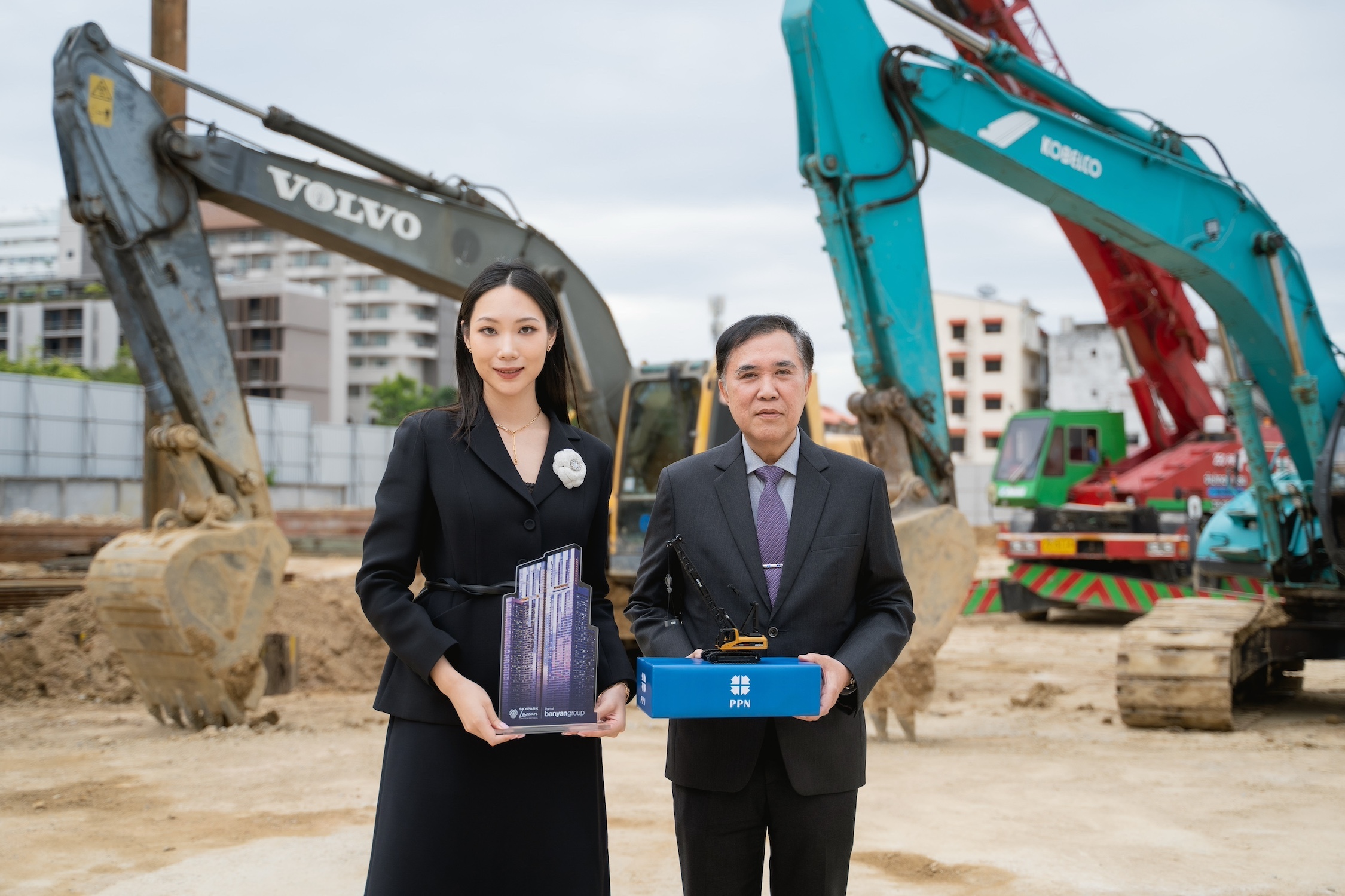 คืบหน้าต่อเนื่อง! “ลูนิค เรียลเอสเตท” แต่งตั้ง “พรพระนคร” ลุยงานก่อสร้างเฟสแรกโครงการลักชัวรี “skypark Lucean Jomtien Pattaya” มูลค่า 7,500 ล้านบาท ปักหมุด Branded Residence แห่งแรกของบันยันกรุ๊ปในพัทยา