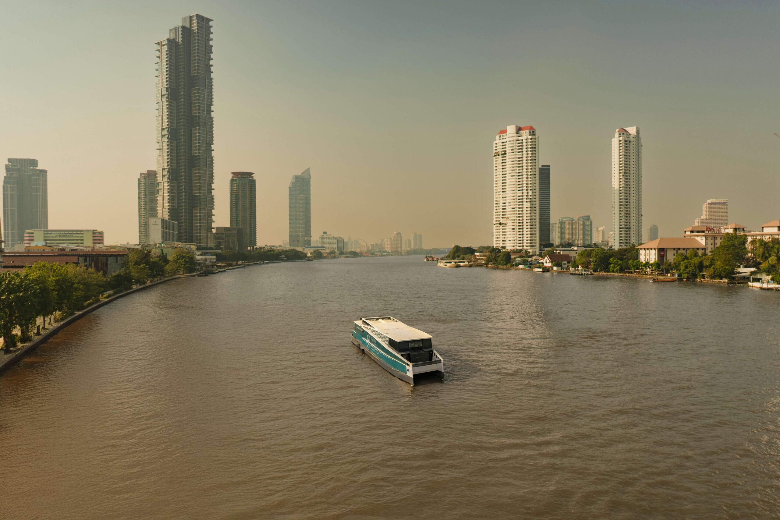 แสนสิริ เทคโอเวอร์ย่านลักซ์ชัวรี เปิดตัว “นาราสิริ 2 โครงการ” มูลค่าระดับหมื่นล้าน ผ่านบิลบอร์ด “เรือ” กลางแม่น้ำเจ้าพระยา เตรียมให้เข้าชมครั้งแรก เร็วๆนี้ บ้านเดี่ยวลักซ์ชัวรี บน 2 ที่สุดทำเลไพร์ม กรุงเทพกรีฑา – บรมราชชนนี