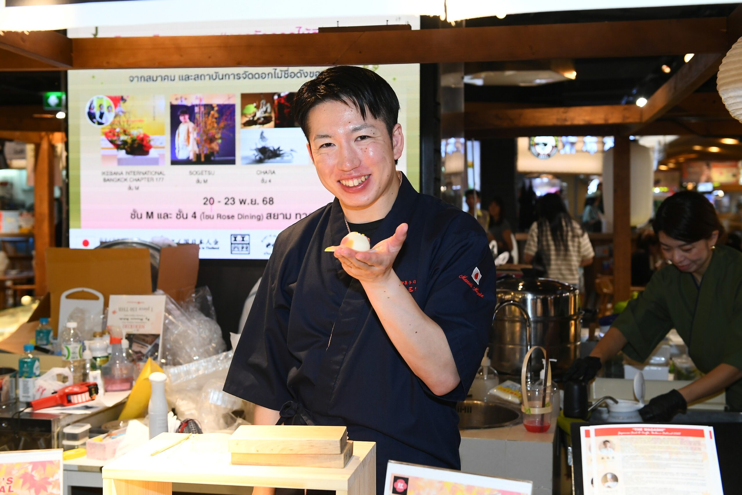 สยาม ทาคาชิมายะ ณ ไอคอนสยาม มอบความพิเศษแทนคำขอบคุณ 7 ปีที่เคียงข้างกัน ในเทศกาล The Wagashi Japanese Foods, Crafts & Ikebana ตื่นตากับเมนูขนม Wagashi รังสรรค์โดย 7 เชฟดังบินตรงจากญี่ปุ่น งดงามกับศิลปะการจัดดอกไม้เก่าแก่ Ikebana ช็อปงาน Craft Rare Item สุดเก๋ไก๋!! พร้อมรับโปรโมชันลดทั้งห้างสูงสุด 50%!!