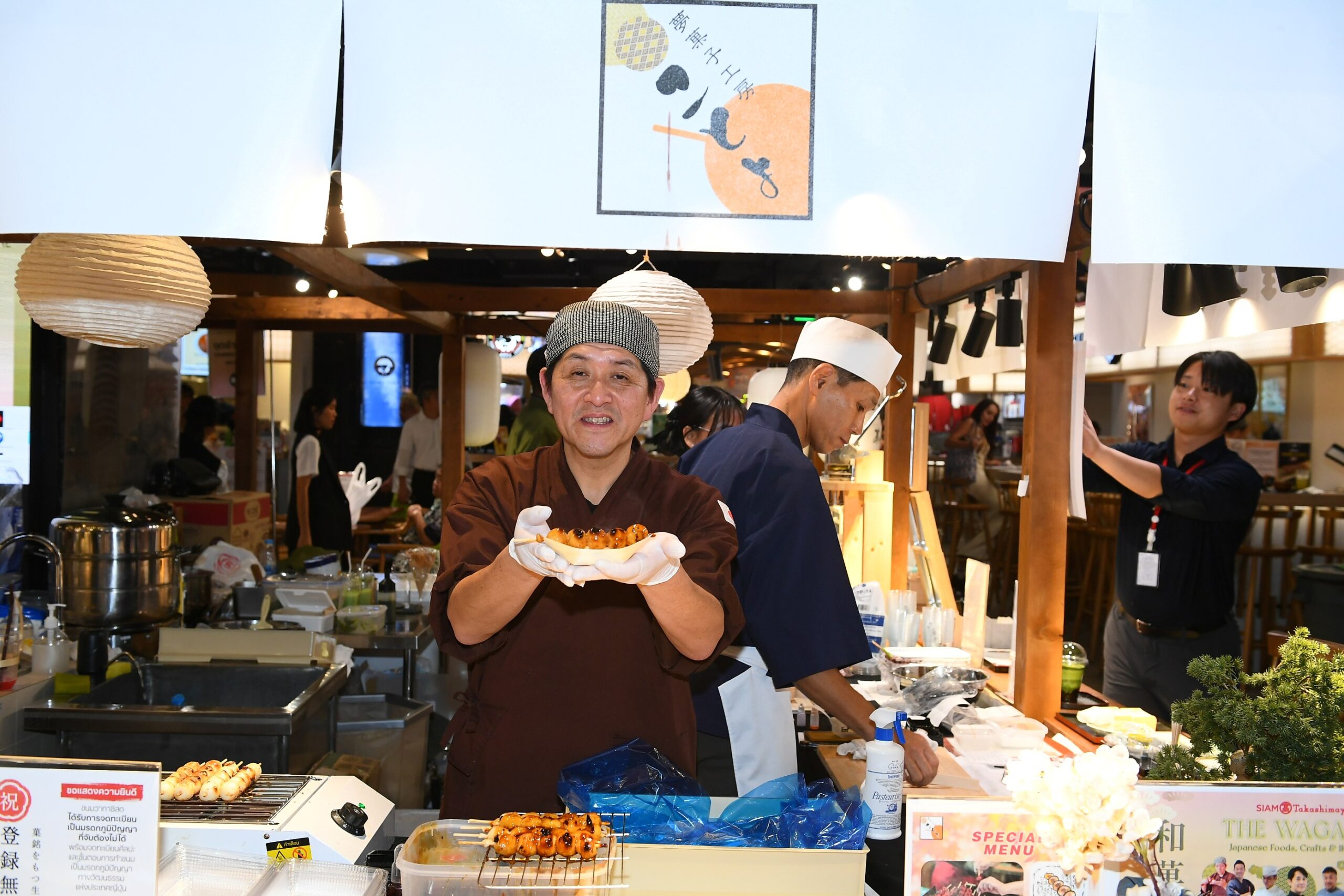 สยาม ทาคาชิมายะ ณ ไอคอนสยาม มอบความพิเศษแทนคำขอบคุณ 7 ปีที่เคียงข้างกัน ในเทศกาล The Wagashi Japanese Foods, Crafts & Ikebana ตื่นตากับเมนูขนม Wagashi รังสรรค์โดย 7 เชฟดังบินตรงจากญี่ปุ่น งดงามกับศิลปะการจัดดอกไม้เก่าแก่ Ikebana ช็อปงาน Craft Rare Item สุดเก๋ไก๋!! พร้อมรับโปรโมชันลดทั้งห้างสูงสุด 50%!!