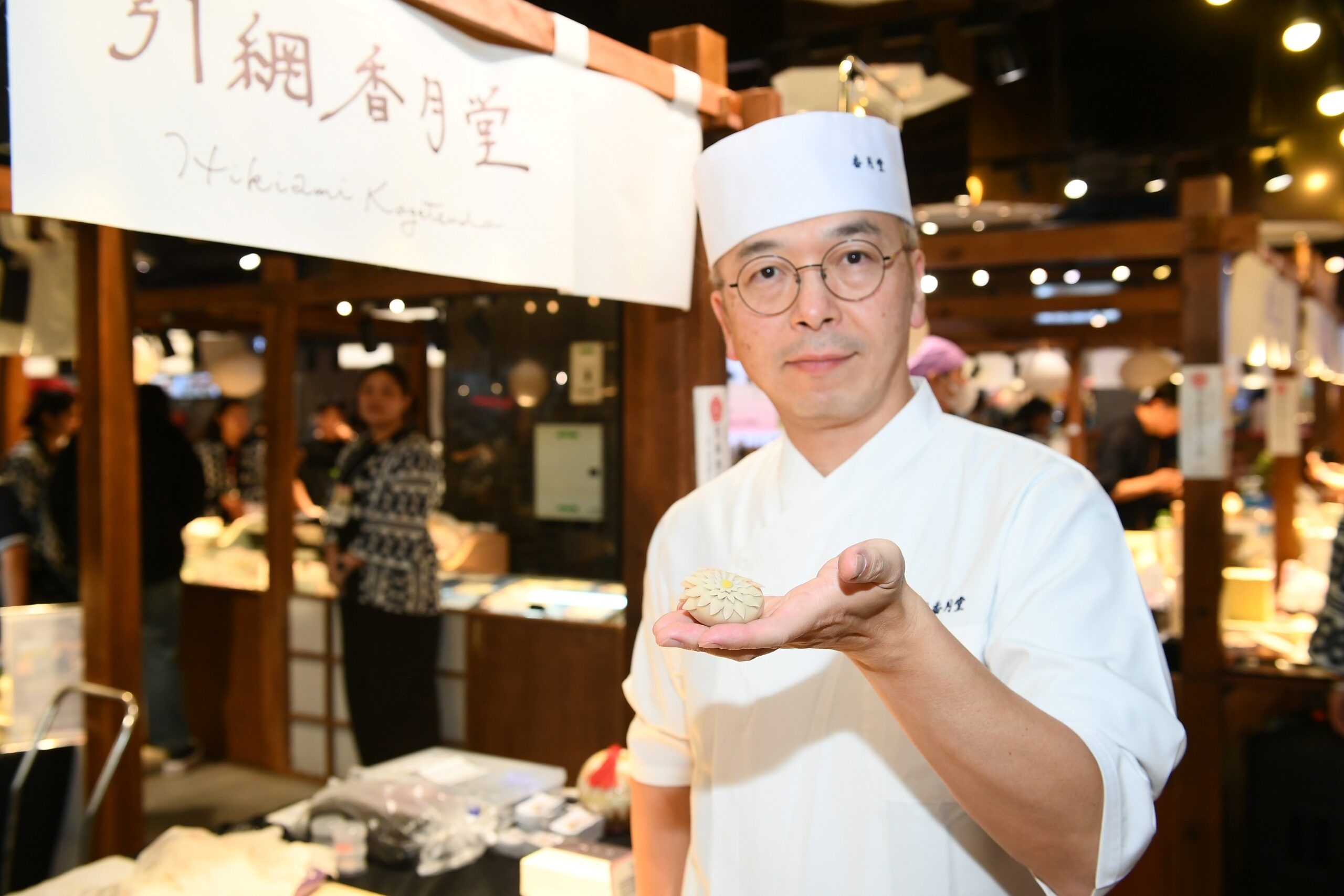 สยาม ทาคาชิมายะ ณ ไอคอนสยาม มอบความพิเศษแทนคำขอบคุณ 7 ปีที่เคียงข้างกัน ในเทศกาล The Wagashi Japanese Foods, Crafts & Ikebana ตื่นตากับเมนูขนม Wagashi รังสรรค์โดย 7 เชฟดังบินตรงจากญี่ปุ่น งดงามกับศิลปะการจัดดอกไม้เก่าแก่ Ikebana ช็อปงาน Craft Rare Item สุดเก๋ไก๋!! พร้อมรับโปรโมชันลดทั้งห้างสูงสุด 50%!!