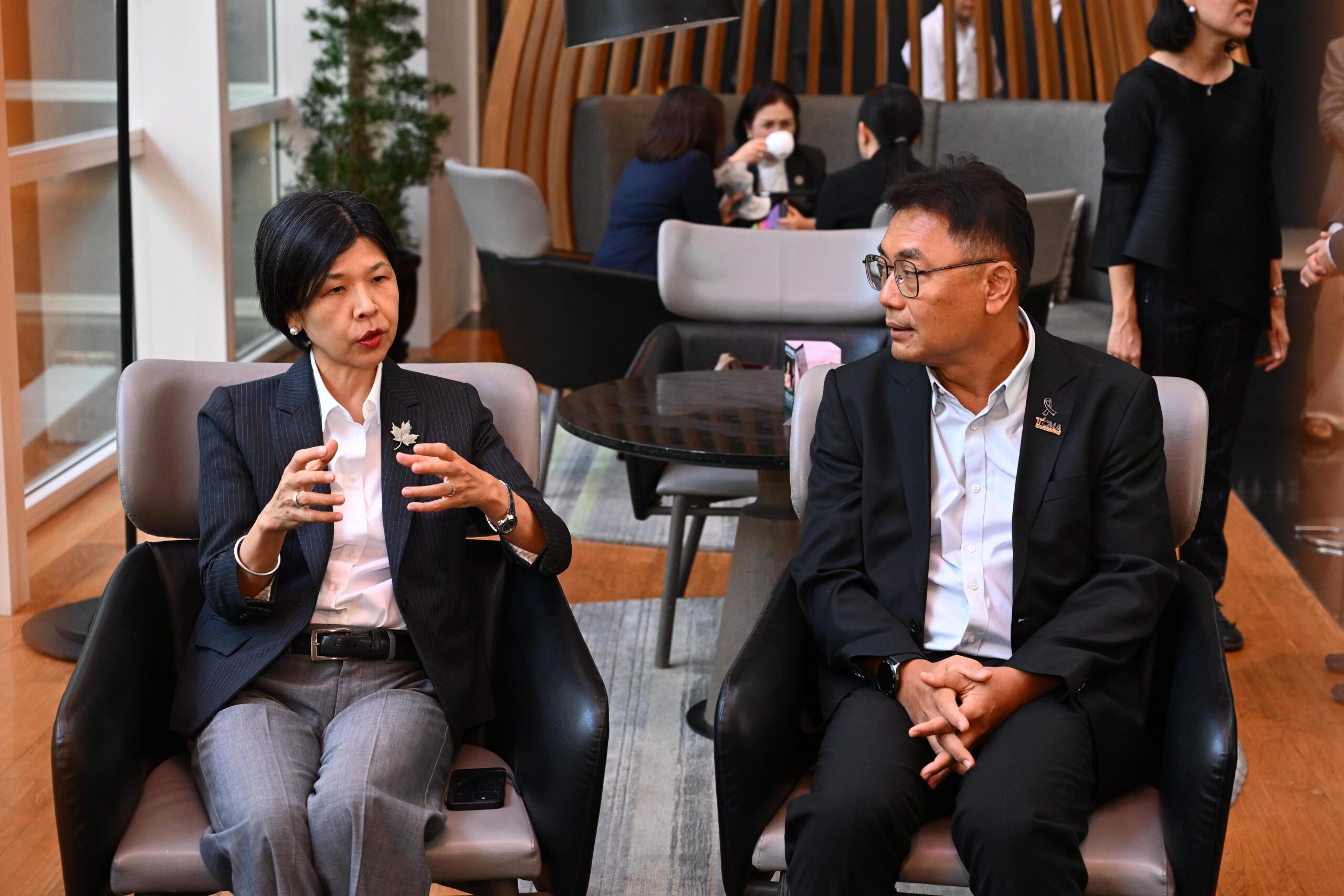 ฯพณฯ ปิง กิดนิกอน เอกอัครราชทูตแคนาดาประจ าประเทศไทย และ ดร ชนะ ภูมี