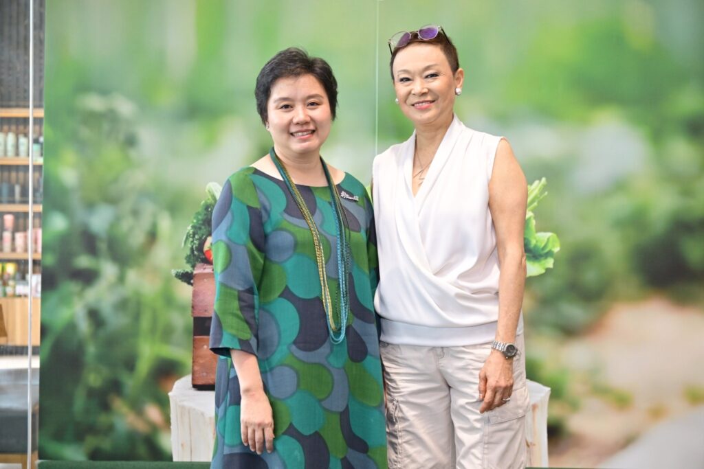 คุณโอ๋ อาทินันท์ และ คุณโอบอุ้ม จูตระกูล